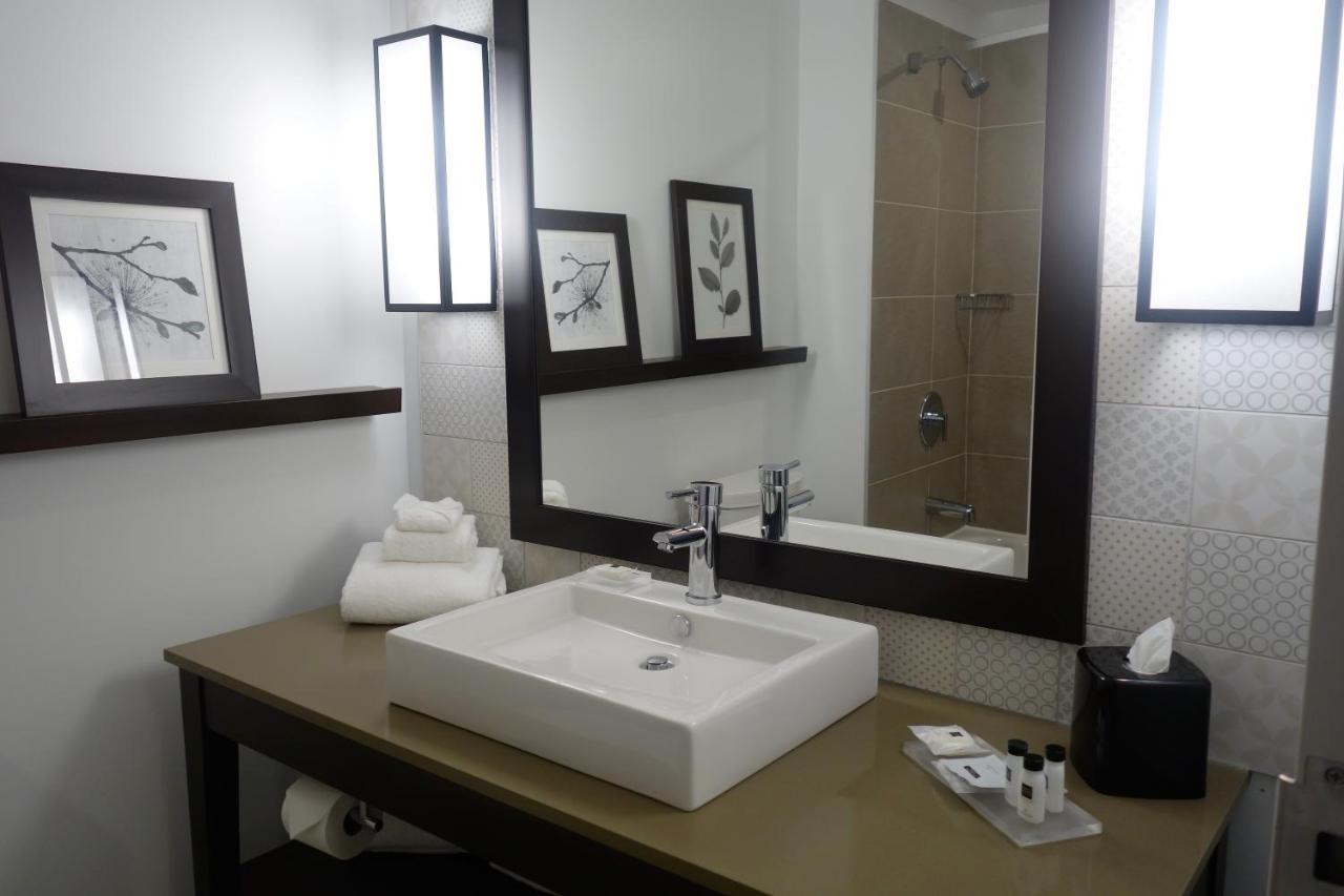 Country Inn & Suites By Radisson, Belleville, On Екстериор снимка